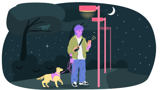 Eine Person geht in der Nacht mit dem Hund Gassi und schaltet mit dem Handy Straßenlaternen an. 