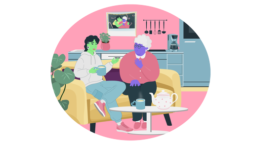 Eine junge Frau und eine ältere Frau sitzen auf dem Sofa und trinken Tee