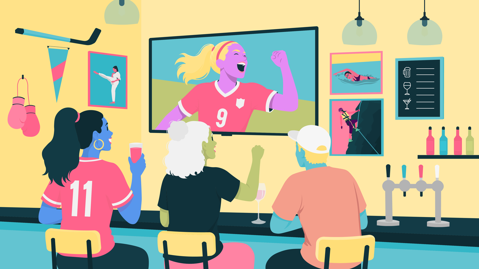 Zwei Frauen und ein Mann sitzen in einer Kneipe am Tresen und schauen Frauenfußball auf einem Fernseher hinter der Bar. 