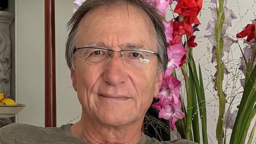 Frank Deja schaut ernst in die Kamera