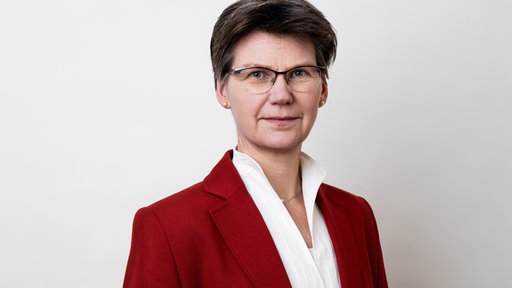Frau schaut ernst in die Kamera