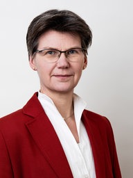 Frau schaut ernst in die Kamera