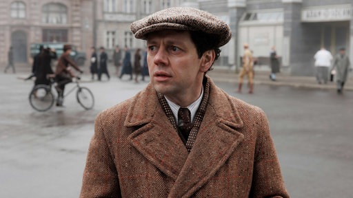 Filmszene Babylon Berlin: Kriminalassistent Gräf (Christian Friedel) wird von einem Geheimnis geplagt.