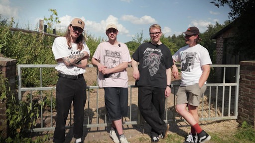 Die fünf Mitglieder der Band „Amber“ aus Bielefeld – Yanic, Tim, Levin und Tillman – stehen in einer Reihe.