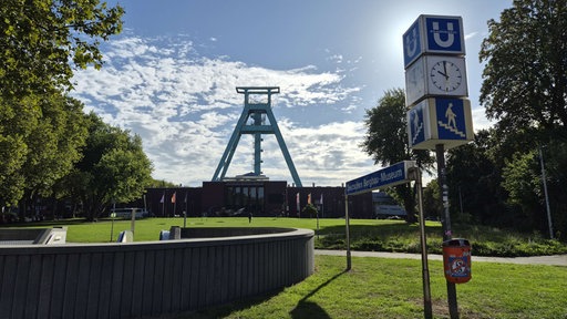 Im Vordergrund der Abgang zur U-Bahn-Haltestelle - im Hintergrund der Förderturm des Bergbaumseums