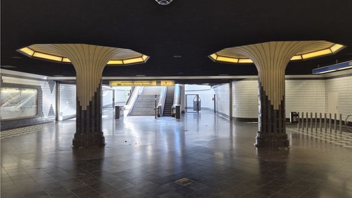 Zwei Säulen mit schwarzen und weißen Kacheln