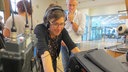 Philine Velhagen mit Tonequipment im Funkhaus