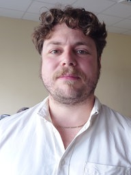 Portrait eines Mannes, im Hintergrund die Veranstaltung "Wesel liest"