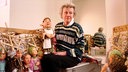 Hannelore Marschall-Oehmichen, Tochter des Ausburger Puppentheater-Gründers Walter Oehmichen inmitten ihrer handgeschnitzten Puppen