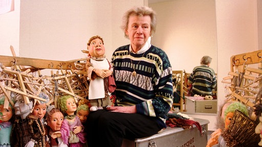 Hannelore Marschall-Oehmichen, Tochter des Ausburger Puppentheater-Gründers Walter Oehmichen inmitten ihrer handgeschnitzten Puppen