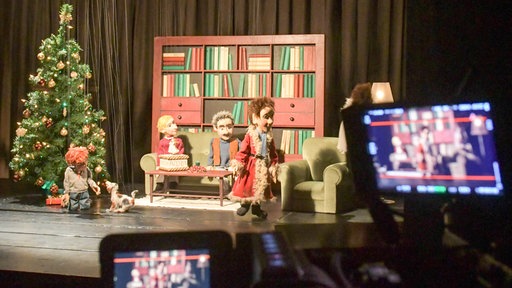 Marionetten spielen 2017 vor einer Kamera Szenen des Weihnachtsfilms der Augsburger Puppenkiste