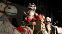 Die Marionette "Der gestiefelte Kater", aufgenommen auf einer königlichen Kutsche