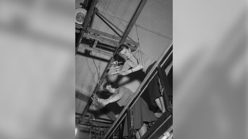 Zwei Puppenspielerinnen ziehen die Strippen im berühmten Marionettentheater der Augsburger Puppenkiste im Jahr 1957