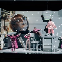 Bei der Theatervorstellung Catladies tanzen bunt gekleidete Schauspielende in einer Retroküche zu buntem Licht herum. 