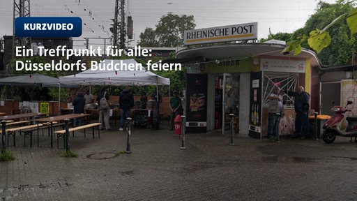 Menschen stehen an einem Kiosk am Volksgarten