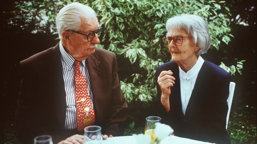 Carl Barks und Erika Fuchs sitzen an einem Tisch und unterhalten sich (1994) 