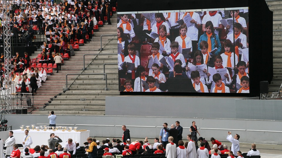 Kinderchor auf dem Abschlussgottesdienst im RheinEnergiestadion