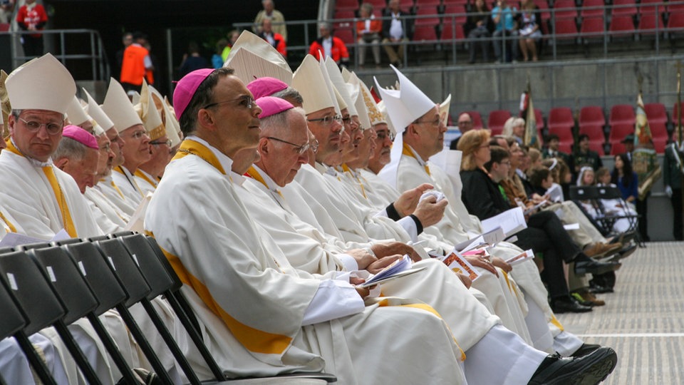Geistliche Teilnehmer an dem Abschlussgottesdienst im RheinEnergiestadion