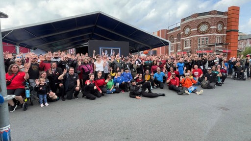 Ein Gruppenfoto von Star-Trek-Fans in Uniform, die sich in Bottrop getroffen haben