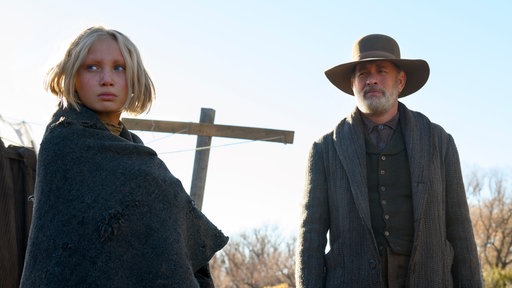 Das Filmstill aus "Neues aus der Welt" zeigt Helena Zegel (l.) und Tom Hanks (r.).