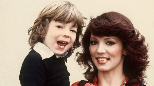 Schauspielerin Iris Berben mit ihrem Sohn Oliver in den 1970er Jahren
