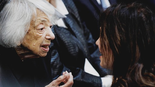 Margot Friedländer und Schauspielerin Iris Berben unterhalten sich im Rahmen einer Gedenkveranstaltung für die Opfer des Holocaust im Deutschen Bundestag (29.01.2025)