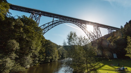 Müngstener Brücke spannt sich über Fluss