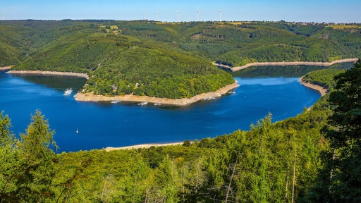 Blich auf Wälder und einen Stausee