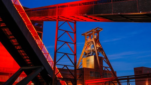 Industrieruine bei Nacht rot angeleuchtet
