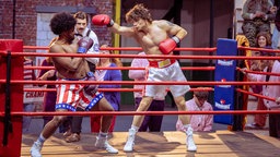 Auf der Bühne der Freilichtspiele Tecklenburg wird ein Boxkampf inszeniert.