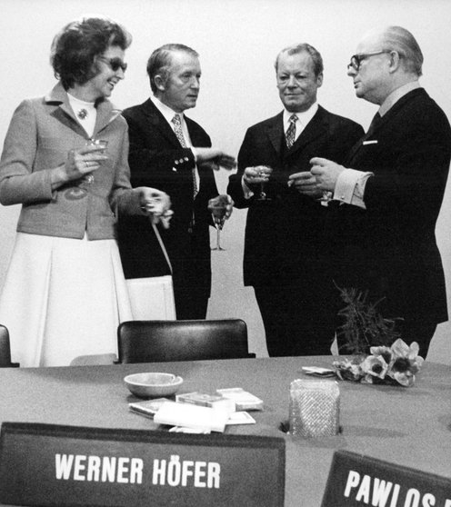 Rut Brandt, WDR-Intendant Klaus von Bismarck, Bundeskanzler Willy Brandt (SPD), Moderator Werner Höfer vor der 1000. Sendung des "Internationalen Frühschoppens" am 21.03.1971. 