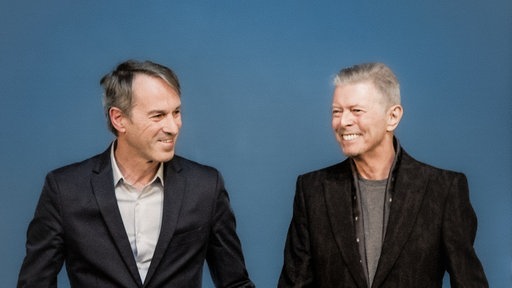 Hove und Bowie halten sich an den Händen