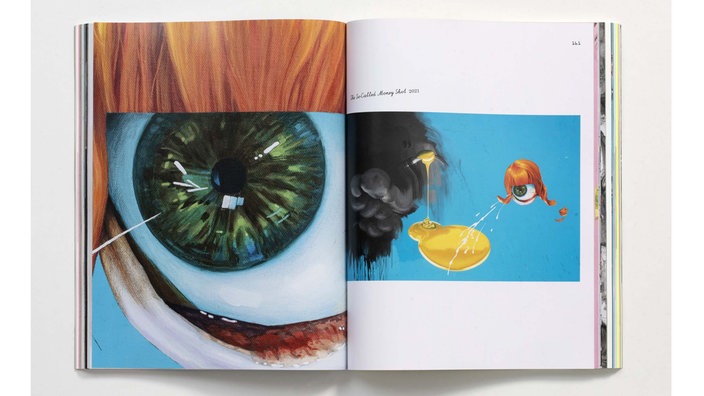 Aufgeschlagener Katalog: "In and Out of Painting*" mit Werken von Ashley Hans Scheirl. Kunstwerke zeigen abstrakt gezeichnete Augen.