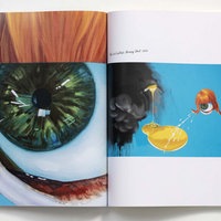 Aufgeschlagener Katalog: "In and Out of Painting*" mit Werken von Ashley Hans Scheirl. Kunstwerke zeigen abstrakt gezeichnete Augen.