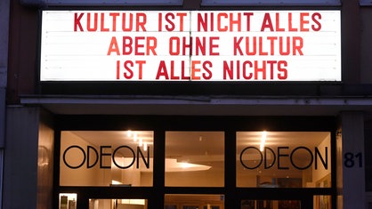 Über dem Eingang von dem Odeon-Kino in der Kölner Südstadt steht "Kultur ist nicht alles aber ohne Kultur ist alles nichts".