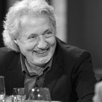 Konrad Beikircher in schwarz-weiß