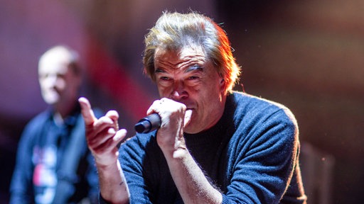 Tote-Hosen-Frontmann Campino singt auf der Hauptbühne des Festivals "Jamel rockt den Förster·.