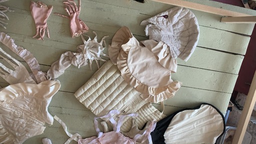 Poetische Textil-Objekte von Künstlerin Emmélie Lempert