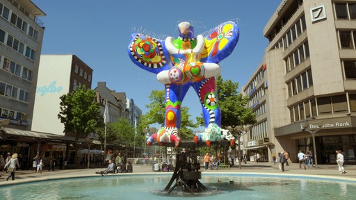 Der "Lifesaver"-Brunnen von Niki de Saint Phalle in Duisburg