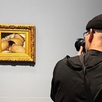 Fotograf vor Gemälde mit Frauenakt