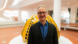 Direktor des Museum Ludwig, Dr. Yilmaz Dziewior, steht im Eingang der Ausstellung