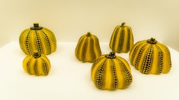 Die berühmten gelben, gepunkteten Kürbisse der japanischen Künstlerin Yayoi Kusama sind im Museum Ludwig in Köln ausgestellt