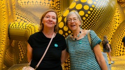 Die Besucherinnen Martina Odenthal und Andrea Witte stehen in der Ausstellung von Yayoi Kusama in Köln