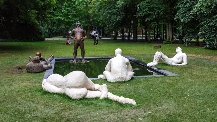 Die Skulptur "Sketch for a Fountain" in der Totalaufnahme