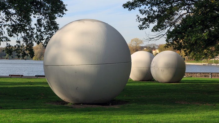 Die Skulptur "Giant Pool Balls" am Aasee