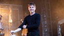 Morten Harket hält bei einem Auftritt im Jahr 2018 eine Sonnenbrille in der Hand und krempelt sich die Ärmel hoch