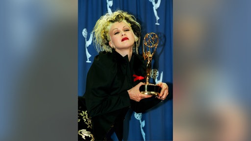 US-Sängerin Cyndi Lauper posiert mit ihrem "Emmy", den sie für ihre Gastrolle in "Mad About You" erhielt