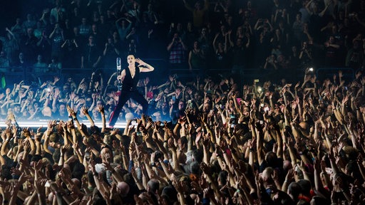Depeche Mode-Sänger Dave Gahan bei einem Konzert, 2017 in Birmingham