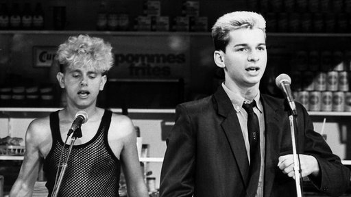 Depeche Mode bei einem Fernsehauftritt bei ZDF "Flashlights", 1984. Sänger Dave Gahan und Gitarrist Martin Gore am Keyboard.