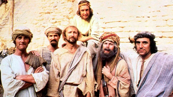 Mitglieder der Komikergruppe Monty Python am Set des Films "Das Leben des Brian"